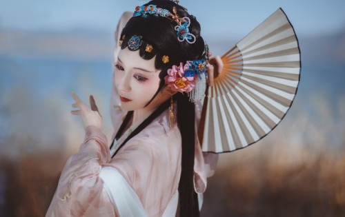 戏梦Traditional Chinese Hanfu photography via 周三岁儿. Hanfu from 云舒院. Model: 司音儿.Her hair is styled in t