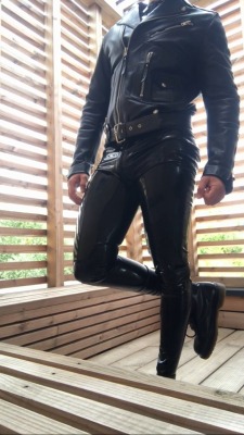 rubbertwunk:Tight leather and Rubber for me