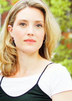 clonesbians:  Évelyne Brochu ; La Marraine 