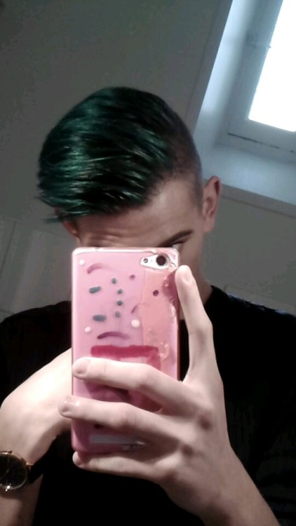 As you can see I’m a hairstylist and I love my neon green color yaaaaaaaaaaaaaaaaaas Biiiiiiii