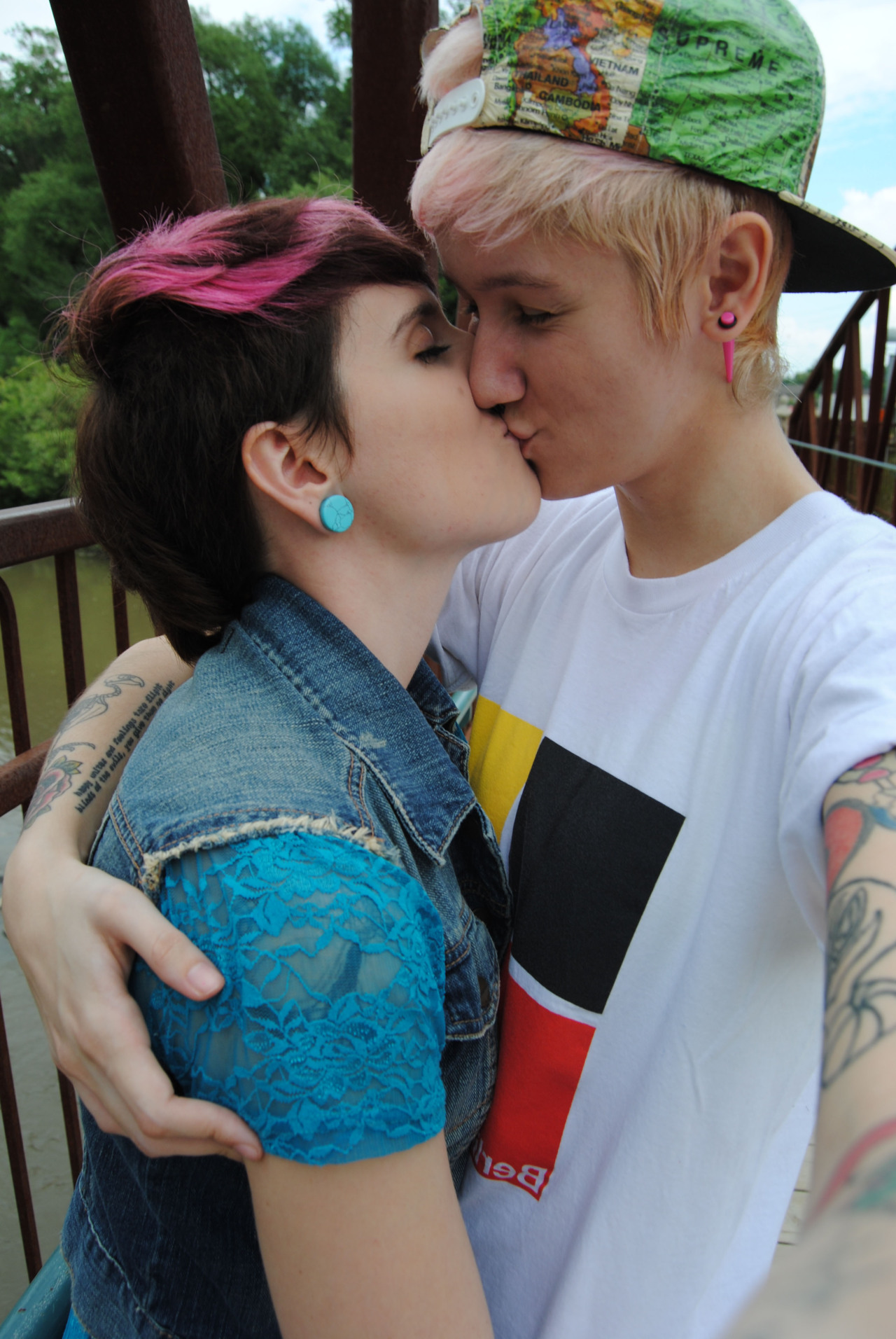 hay-girl-hay-lesbifriends:  catsandcunts:  Posting again because we’re cute  