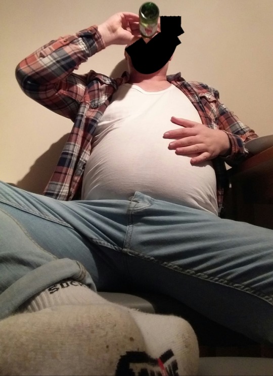 greggystuff:  growingexjock1986: Being a lazy beer swlling glutton  Oh wow ! You are so hot when you are being such a glutton….keep chugging that beer, and watch your ball belly grow before your very eyes.
