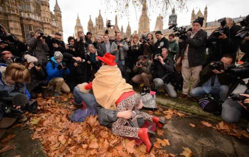 legiont: iamjalisaelite: micdotcom: Hundreds stage “face-sit in” outside parliament to protest ne