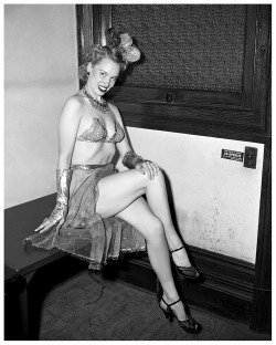 Vintage Press Photo Dated From January Of ‘52 Features Ramona Durand Posing In