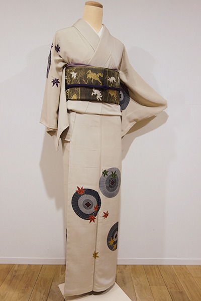 tanuki-kimono:Chic bull’s-eye paper umbrellas (janomegasa) and fluttering maple leaves kimono paired