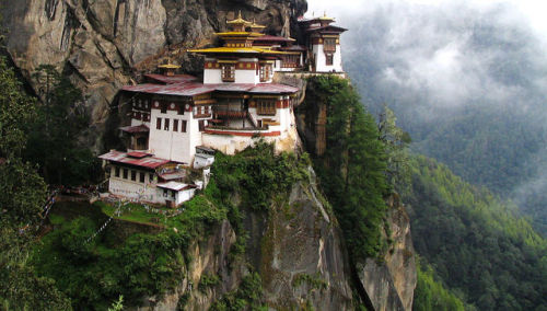 solarpunk-aesthetic:Paro Taktsang • སྤ་གྲོ་སྟག་ཚང་(aka the Tiger’s Nest)Paro Valley, BhutanA histori