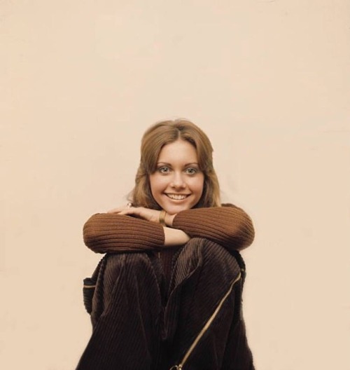 isabelcostasixties:Olivia Newton-John, at Clareville Studios, Clareville Street, London, 1971. Photo