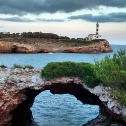 La cova foradada (en Portocolom, Mallorca)