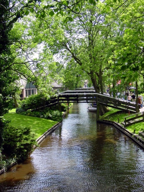 invulponysave: lumpyspacelion: Brb moving to Giethoorn This is the most beautiful thing I’ve e