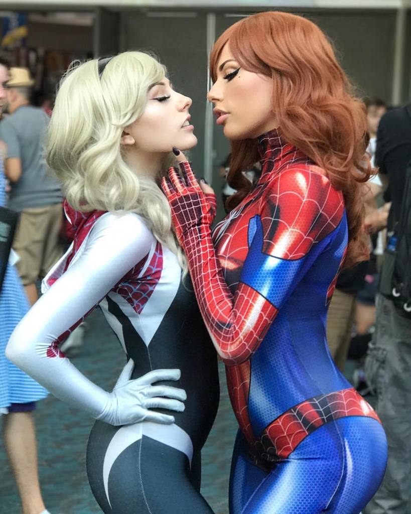 steam-and-pleasure:  Spider-Gwen and Spider MJ (Rolyat and Vera Bambi)