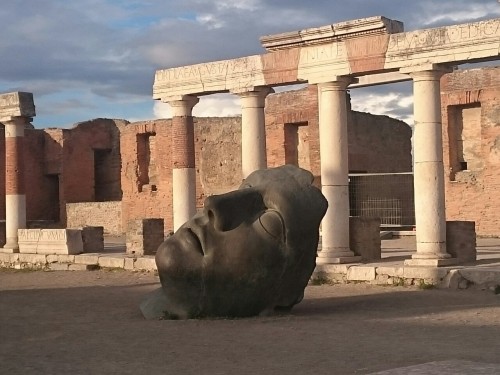 grasstouch:When we left Pompeii all the people were gone and a touristic attraction turned into a me