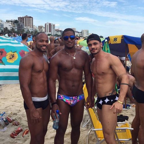 c-bassmeow:  The one in the middle is my husband omg