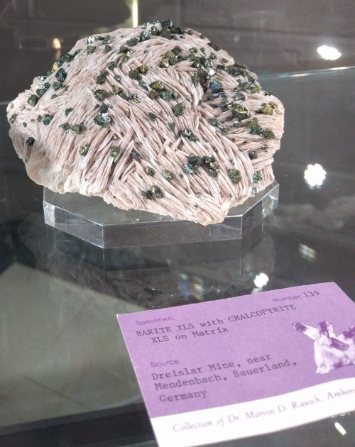 witchy-k1tten:Barite with Chalcopyrite from Germany