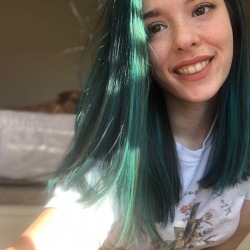 spicy-vagina-tacos:Hi I love my blue hair 