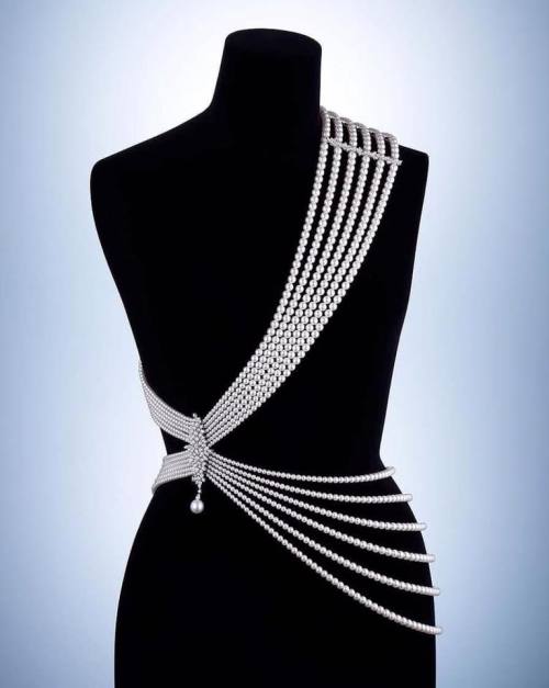 the1920sinpictures:1929 Mikimoto of Paris pearl stream sash with diamond clasps. Reputedly made for 