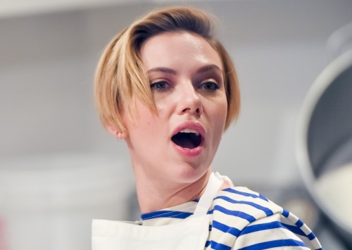 (via Yummy Pop Opening – Scarlett Johansson has sexy short bob now II.) 