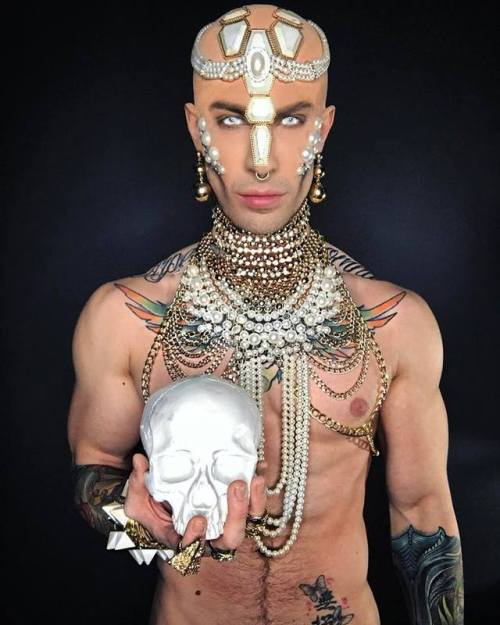 thekameronmichaels: Starting off June with a little Xerxes inspired opulence…