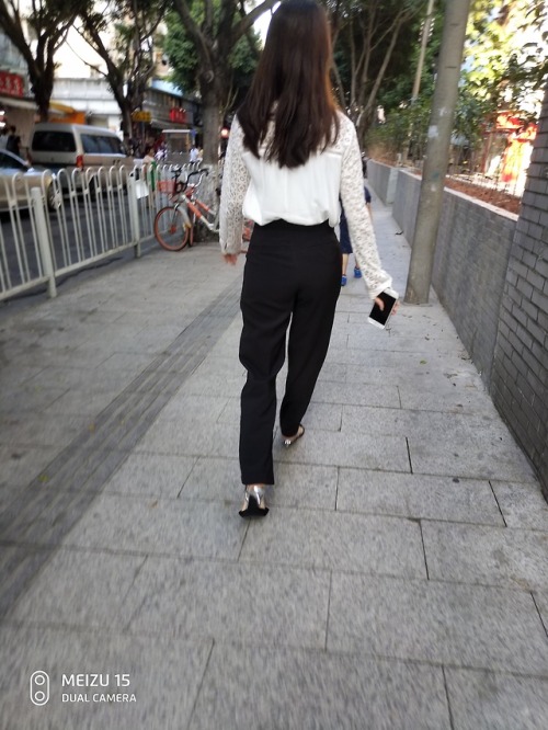 公司大的好处是女同事多，且互相不认识 GZ!
