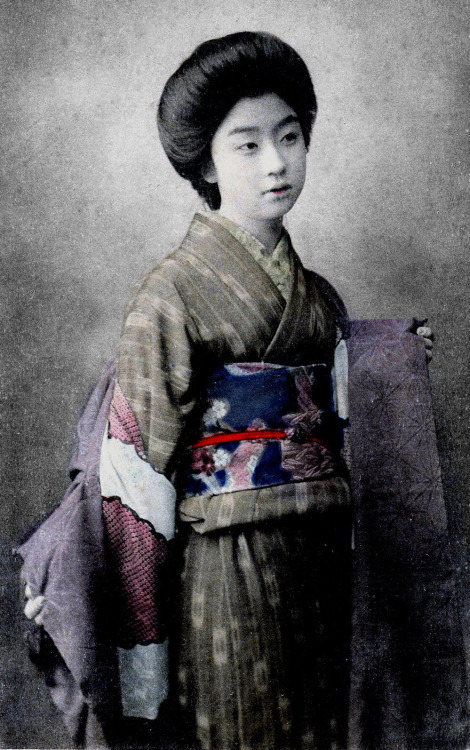 Geisha Otomaru taking off her Haori 1910s, Japan.  Image and text via Blue Ruin 1 of Flickr