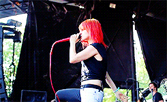 hayleys:  hayley williams + headbanging 