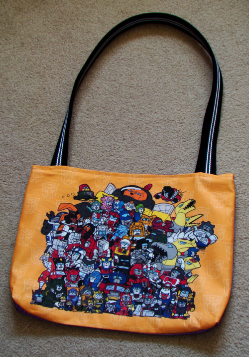 ceryskitty:  space-bridge-to-nowhere:  Bots and Cons Bag Remember the Yoshioka linearts? I colored two of them. Then I made a bag, because why not?  Omg that’s amazing~ do want~