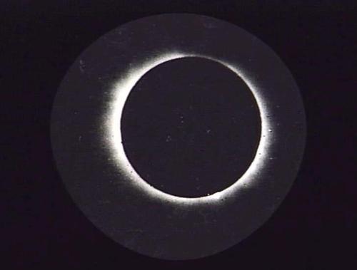 dame-de-pique:Photograph of the total solar eclipse, observed at Flint Island, Micronesia on 3 Janua