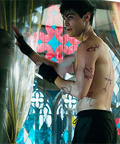timetraveldean:  Magnus getting too distracted by a shirtless Alec gives me life