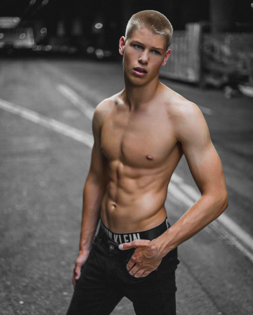 sixpackde:  https://www.tumblr.com/blog/sixpackde