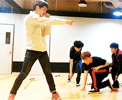welovehaehyuk-deactivated202105:  prince manager dancing to shinee’s dream girl~ ★