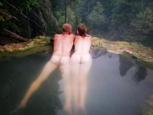 soakingspirit:  naturepunk_ We’re just two pale, bare-bummed Oregonians enjoying the smokey vi