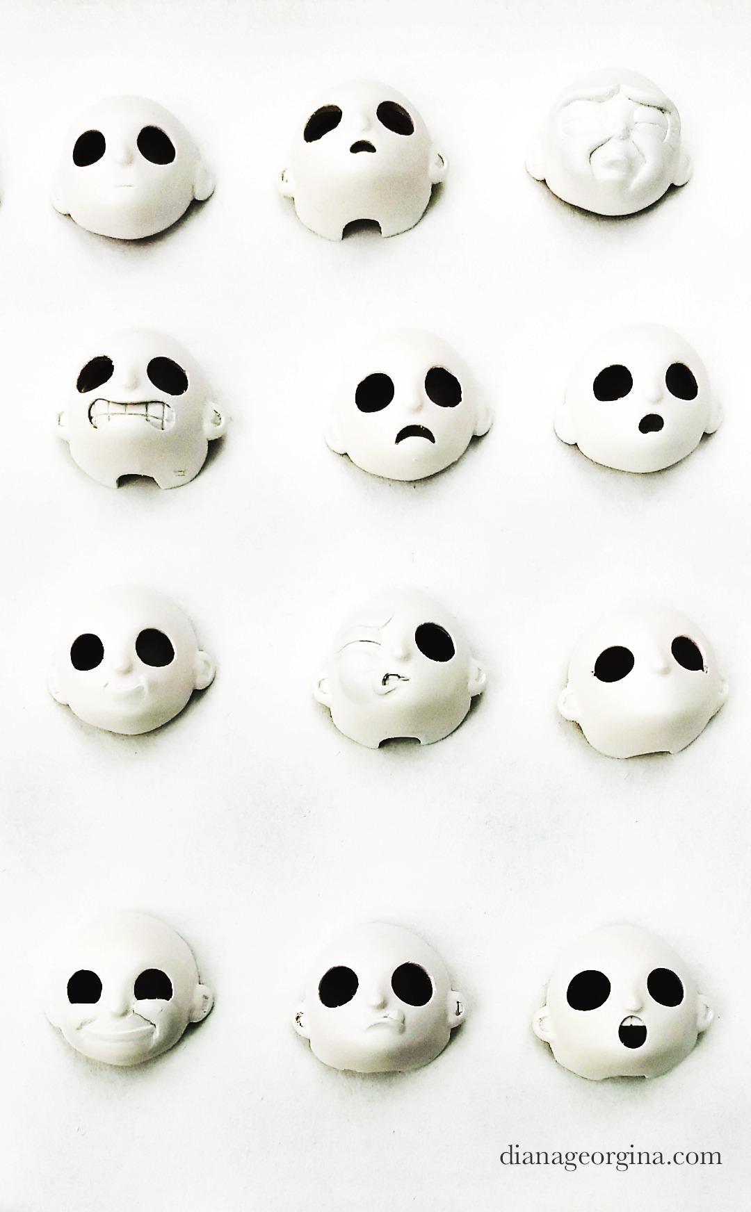 *Stop-motion faces making process.
Every time that I saw those little faces, I always listened in my mind the song sang by evil Boogie’s boys when Santa Claus is kidnapped by them in the movie ‘The nightmare before Christmas’.
🎶Kidnap the Sandy...