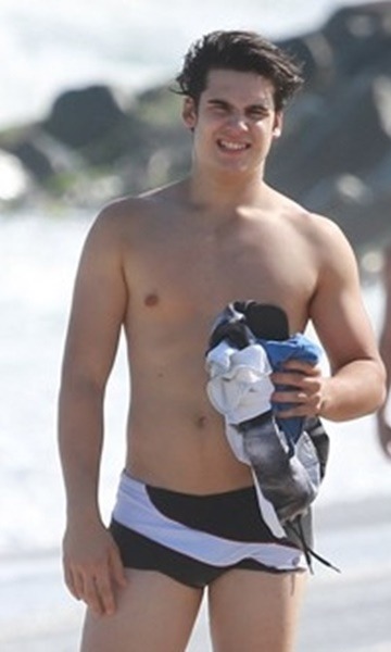 male-and-others-drugs:   Nicolas Prattes shirtless 