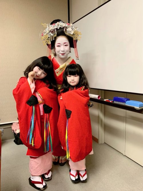 January 2022: Aoi-tayuu, of Suehiro okiya, posing with two new kamuro. On the left is Rin-kamuro (リン