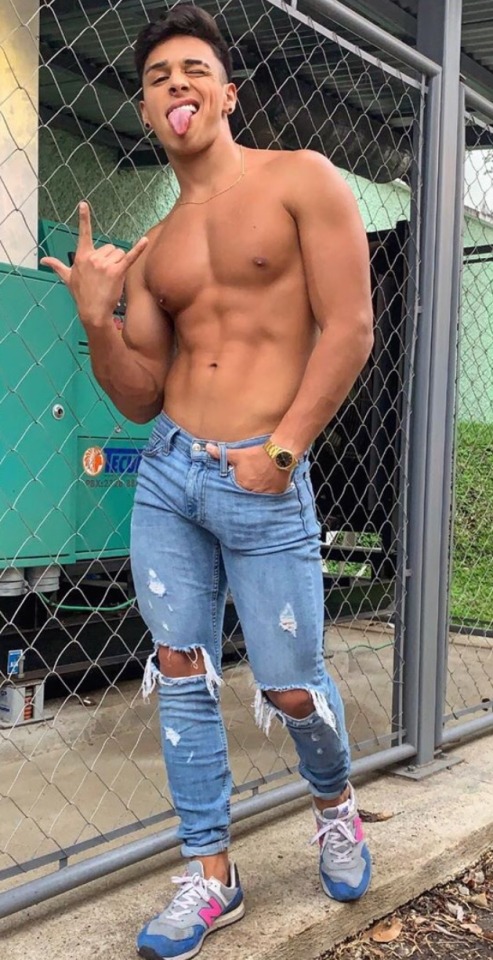 ziggi21:jeansassandbulge:Posing to get fucked into his Holes!