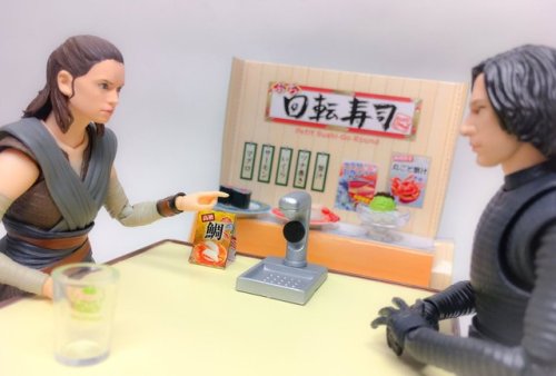 ネイト‏ @juridgetレイ「日本の回転寿司屋ってのは最初にそこで手を洗うのよ」