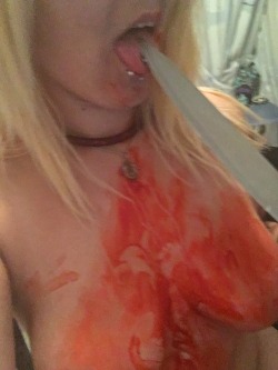 collaredquinn:  collaredquinn:  Blood, blood, blood Pump mud through my veins I’m a dirty, dirty girl I want it filthy 🔪  I just really like this picture alright 💉