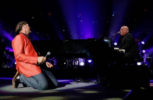 chasingspacey: Kevin Spacey crushes New York State of Mind with Billy Joel at Madison Square Garden.