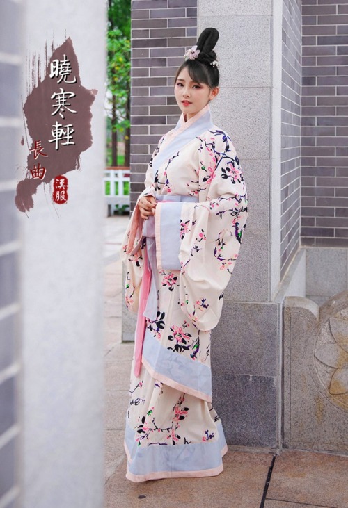 ziseviolet: Traditional Chinese Hanfu - Type: Quju/曲裾 (curved-hem robe) from 华夏粹.