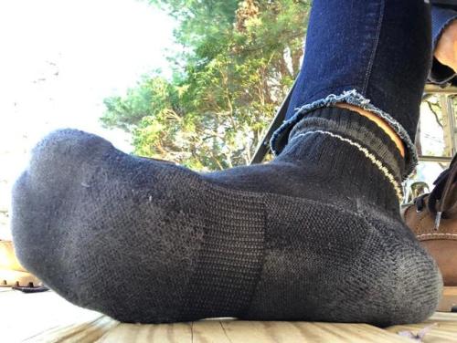 manstinklvr: mymyfeetstink: black ripe socks never washed in months  make my feet stink good &n