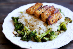 letfoodhealu:  ~Roasted Broccoli with Sesame Tofu and Brown Rice~