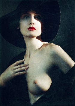 very classic beauty:Olya Miromanova.best of erotic photography:www.radical-lingerie.com