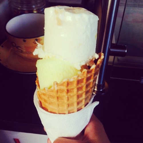 I just love icecream#icecream #pineapple and #coconut #lemon #waffle #roaarito #weekend  (at Plaza P
