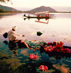 vintagegal:  Norman Parkinson- Floating With Flowers, Dal Lake, Kashmir, India. British Vogue, 1956. (via)