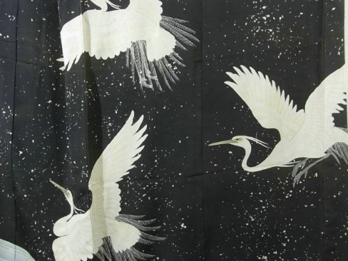 Breathtaking geisha’s hikizuri/susohiki (trailing kimono), with shirasagi (white heron) flying