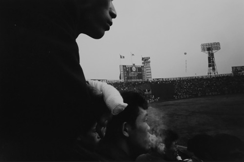 de-salva: Tokyoites (1965) Gelatin silver print  © Yutaka Takanashi