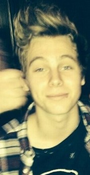 newthemmings:  Guys, did you notice that whenever Luke is drunk he makes this face