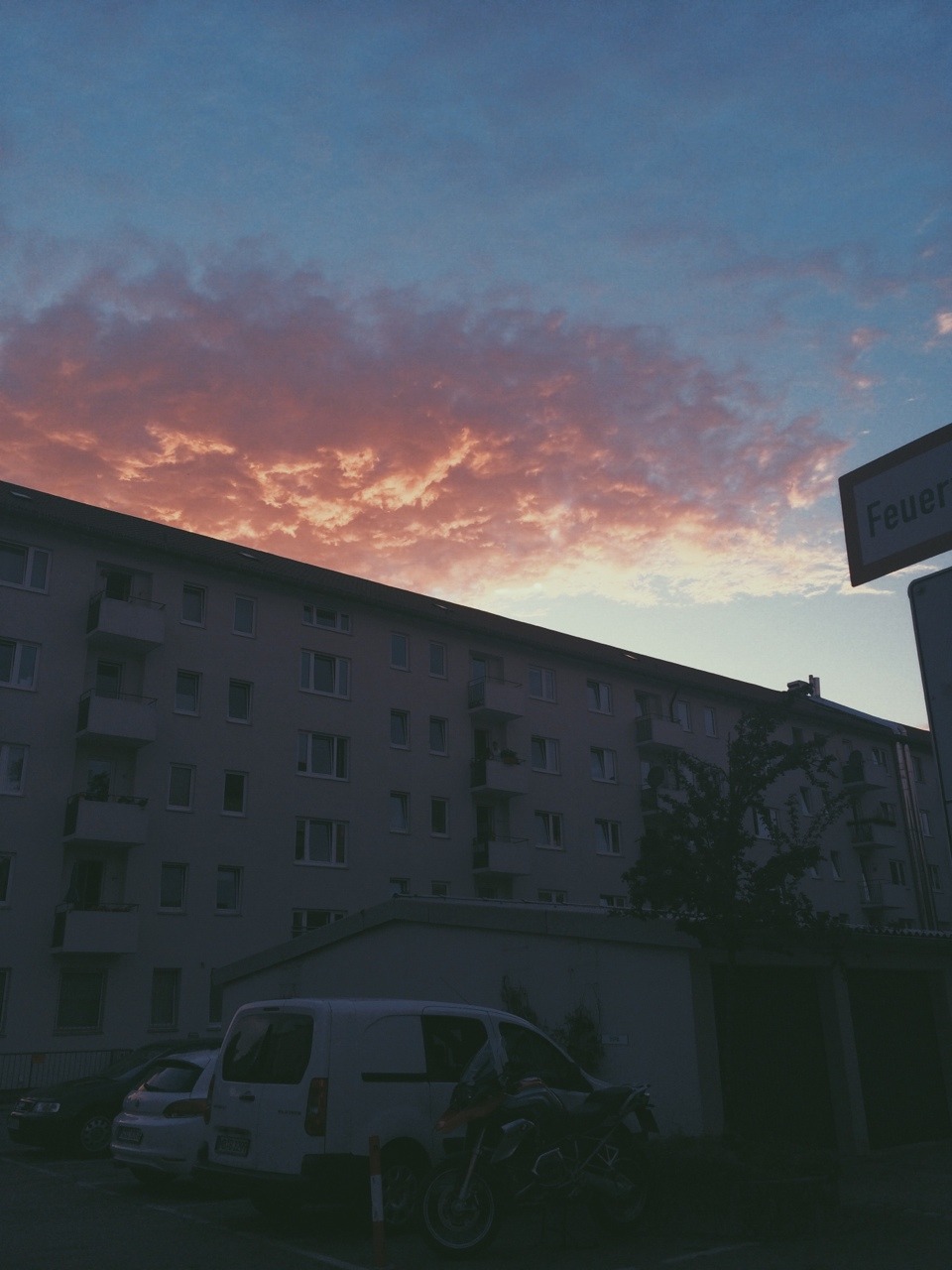 jemandhatdiesternegeklaut:  Wir bleiben wach bis die Wolken wieder lila sind☁️💜