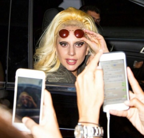 stupidpopstarrules:When u meet lady gaga but someone in the group chat is getting roasted