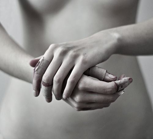 comatose-blue:  Broken Hands by Lissy Elle Photography 