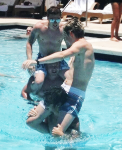Porn photo zayncangetsome:  narry playing in the pool